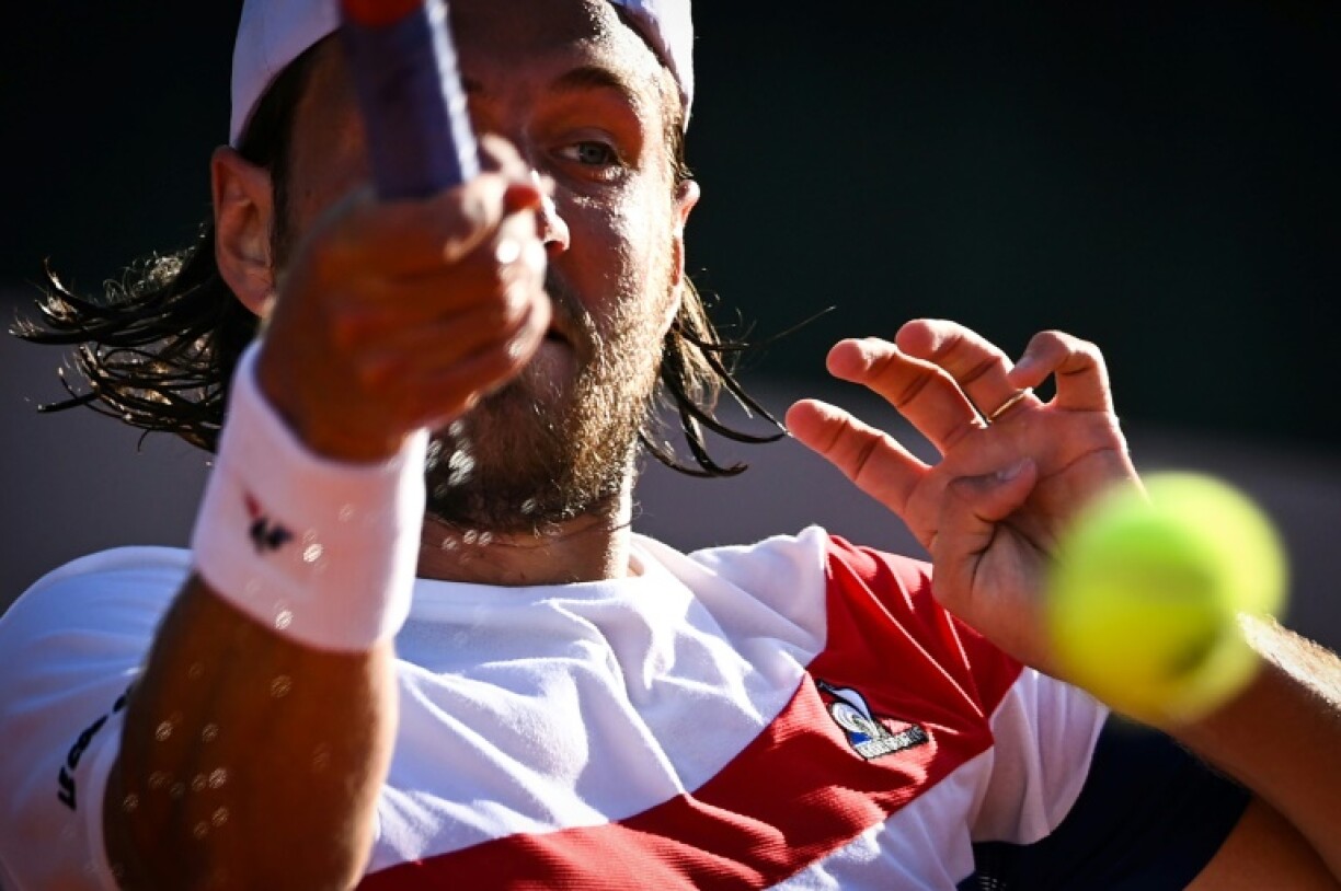 Lucas Pouille le 1er juin 2021 lors du premier tour des Internationaux de France de Roland-Garros. Le Français, tombé dans les profondeurs du classement de l'ATP après avoir été N.10, a retrouvé le sourire en remportant le 22 mai 2023 son premier match en qualifications pour la levée française du Grand Chelem