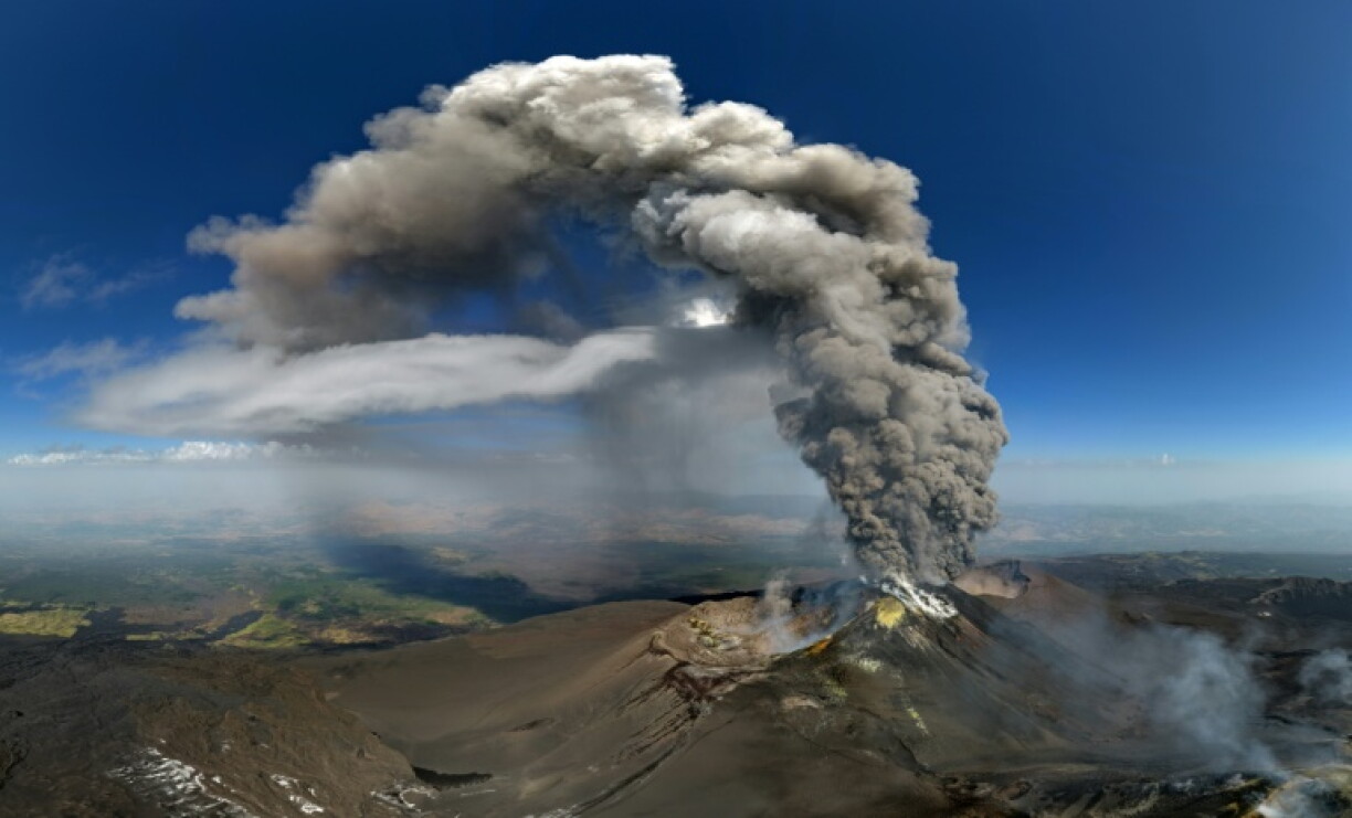 Mitten in der Urlaubszeit ist der Vulkan Ätna auf Sizilien erneut ausgebrochen. Der größte aktive Vulkan Europas stieß am Samstag eine riesige Wolke aus Rauch und Asche aus. Am Flughafen Catania wurden alle Ankünfte gestrichen.