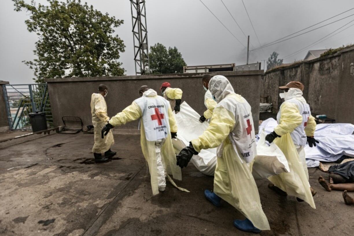 Members of the Congolese Red Cross gather the bodies of siege victims