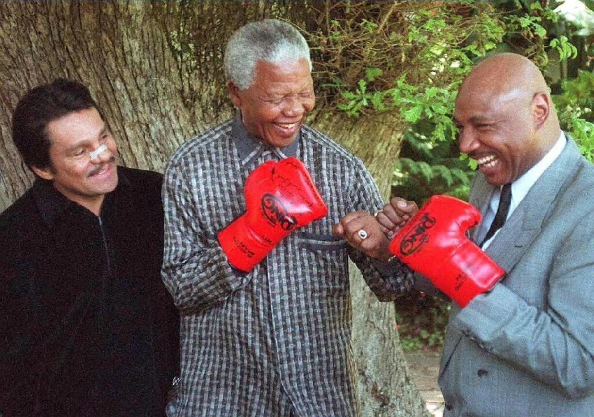 Le boxeur panaméen Roberto Duran (g), le président sud-africain Nelson Mandela (c) et l'ex-boxeur américain Marvin Hagler au Cap (Afrique du Sud), le 12 novembre 1997