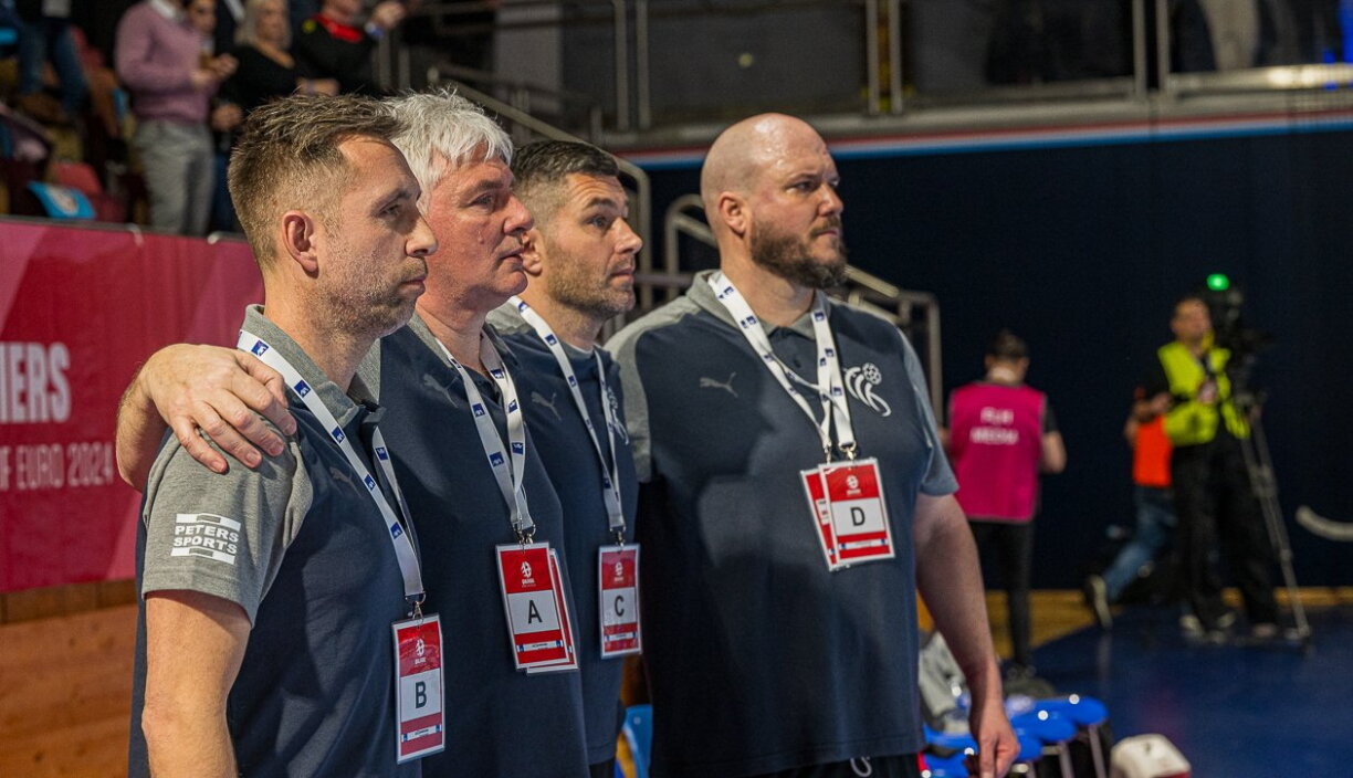 Alexandre Scheubel (lénks) an der Funktioun als Dammen-Nationaltrainer nieft sengem Co-Trainer a Successeur Michel Scheuren (Mëtt) an dem Rescht vum Staff.