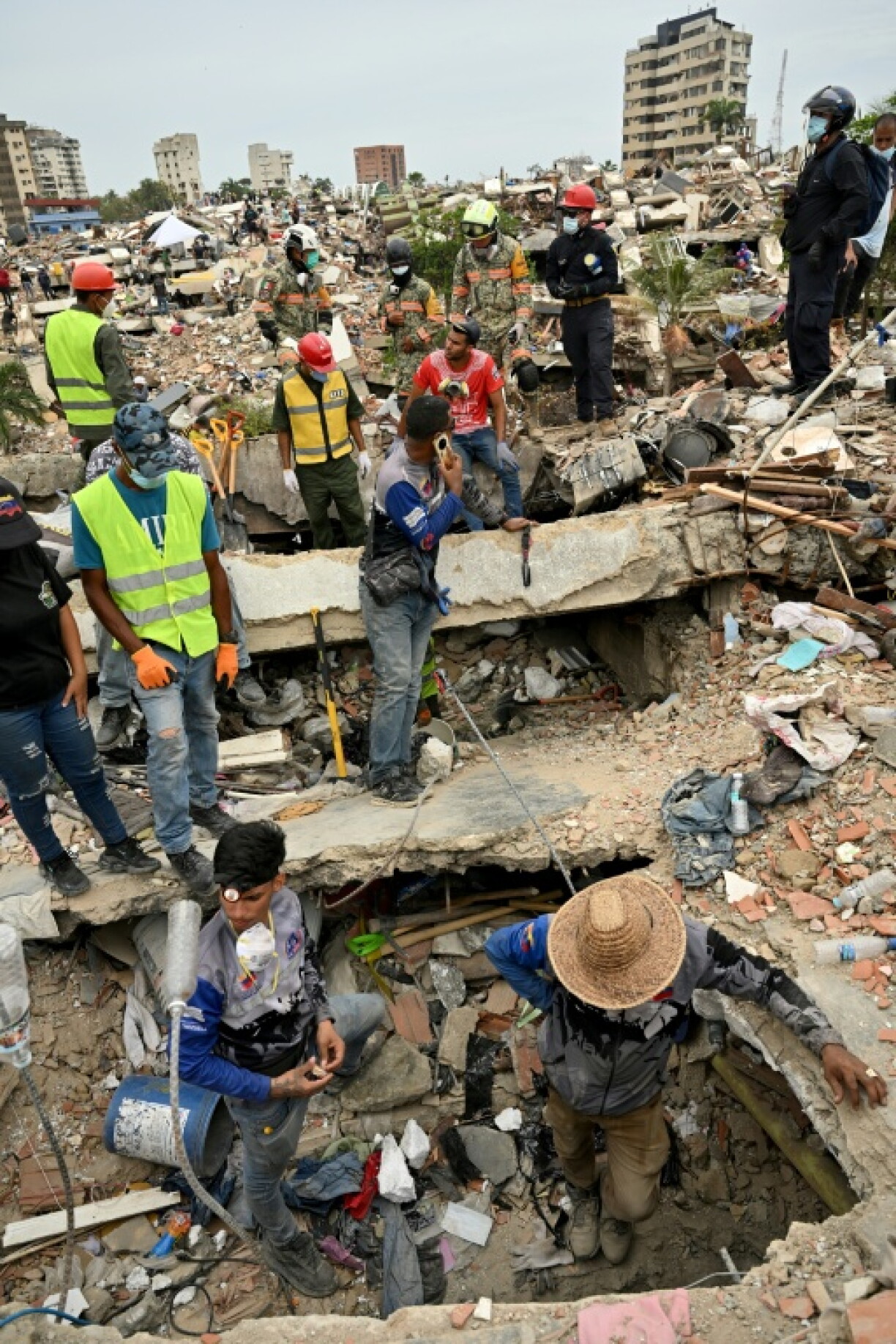 Des secouristes et des bénévoles dans les ruines d'un immeuble effondré après le double séisme au Venezuela, le 3 juillet 2026 à Caraballeda, dans l’État de La Guaira