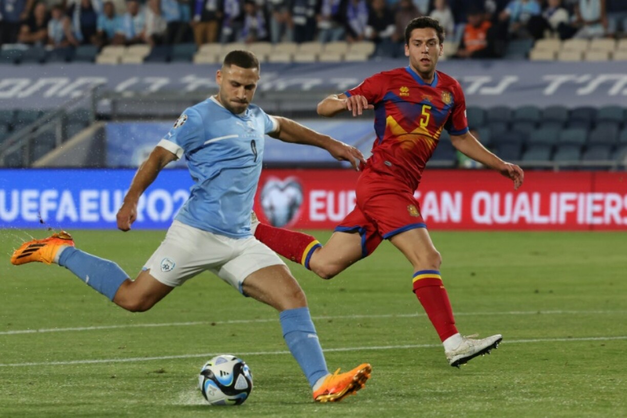 Israel forward Shon Weissman (L) will not be moving to German side Fortuna Duesseldorf.