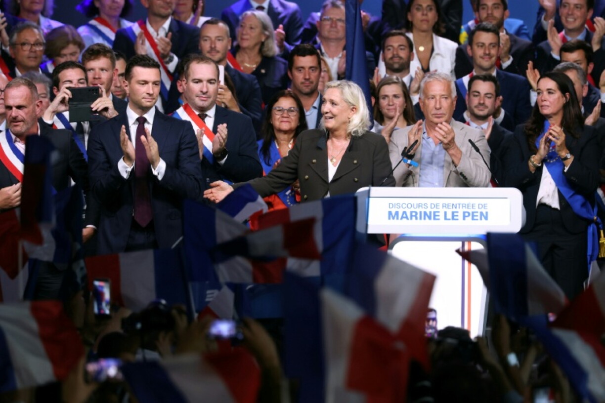 La candidate du Rassemblement national à la présidentielle, Marine Le Pen (D) et le président du RN Jordan Bardella (G), le 13 septembre 2026 à Hénin-Beaumont, dans le Pas-de-Calais