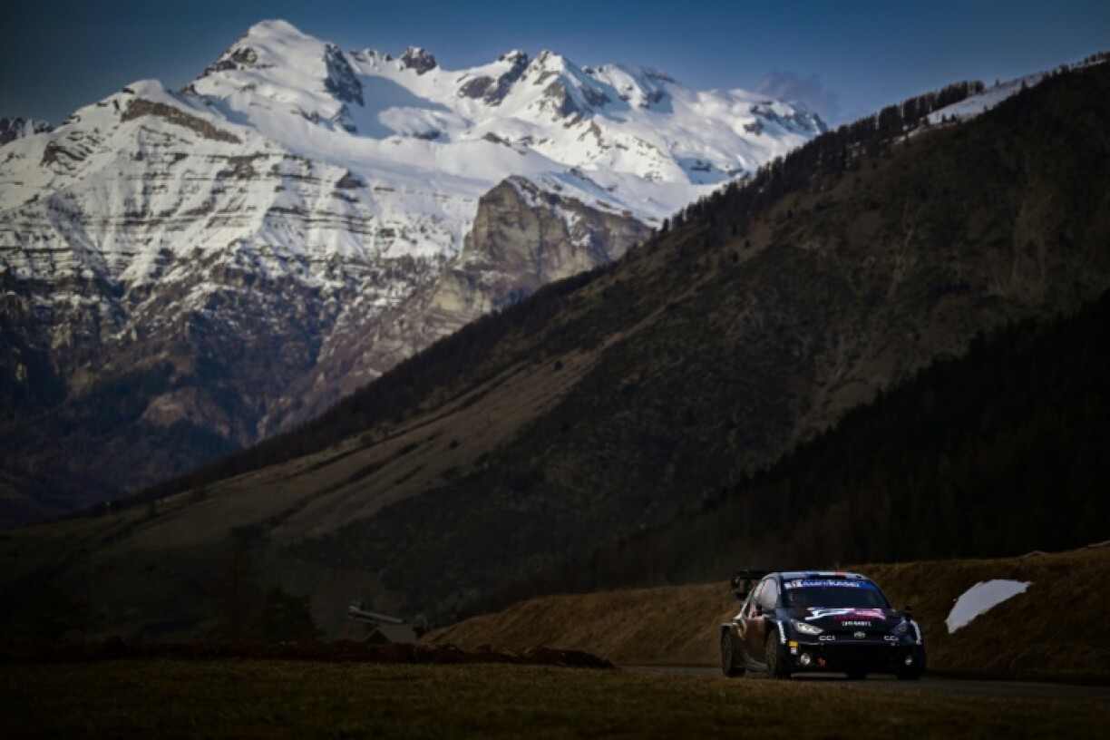 Sébastien Ogier et son copilote Vincent Landais sont à l'attaque lors du Rallye Monte-Carlo, à Saint-Leger-Les-Melezes, près de Gap, le 26 janvier 2024