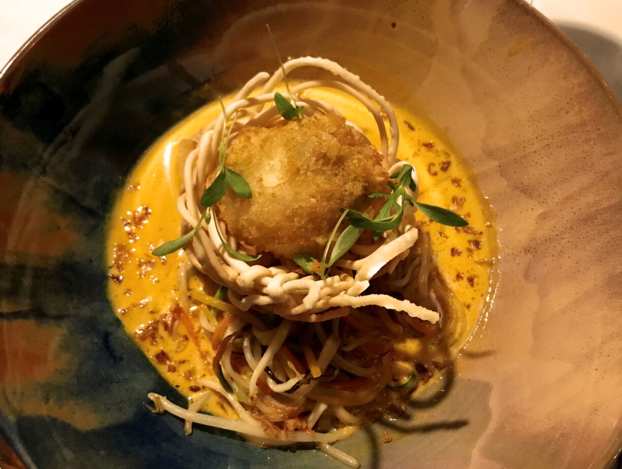 L'œuf parfait en croûte sur son nid, spaghetti de courgettes, tofu caché.