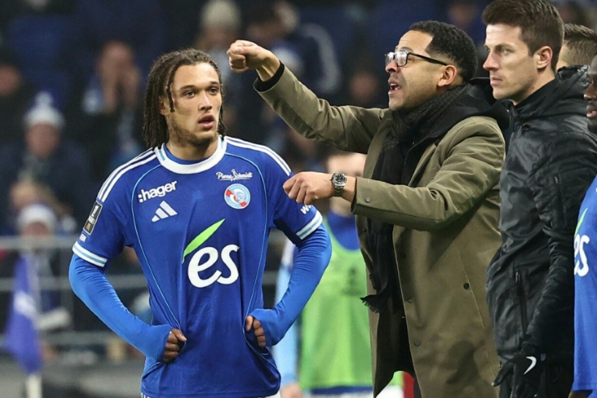 L'entraîneur anglais de Strasbourg Liam Rosenior (au centre) devant son milieu de terrain belge Diego Moreira lors du match nul à domicile du Racing face au FC Lorient le 14 décembre 2025