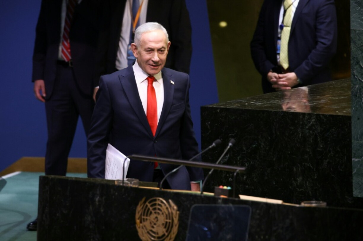 Delegates jeered and booed, while Netanyahu's own team stood and applauded