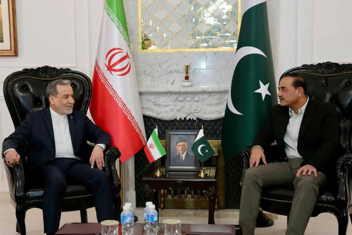 Cette photo diffusée le 25 avril 2026 par le ministère iranien des Affaires étrangères montre le ministre, Abbas Araghchi (G) reçu par le chef de l'armée pakistanaise, Asim Munir (D)à Islamabad