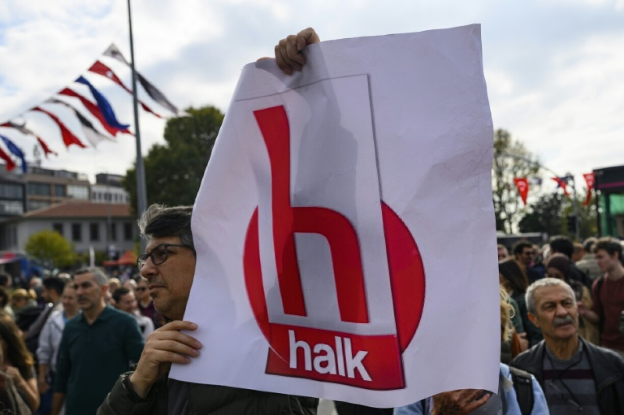 Police raided Turkey's most-watched news channel, Halk TV, halting broadcasts