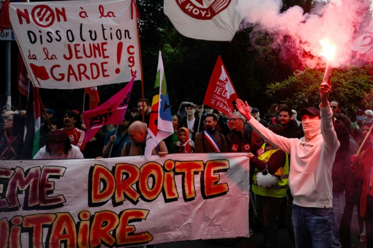 Manifestation contre la dissolution de La Jeune Garde, organisation antifasciste d'extrême gauche, près de la préfecture de Lyon, le 6 mai 2025 dans le Rhône