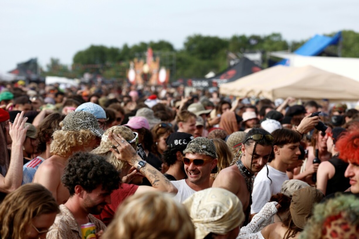 Trotz Warnungen vor nicht detonierten Sprengsätzen haben am Samstag auf einem Militärgelände in Frankreich bis zu 40.000 Menschen an einem illegalen Rave teilgenommen. Das Musik-Event in der Nähe der Stadt Bourges im Zentrum von Frankreich begann bereits am Freitag.