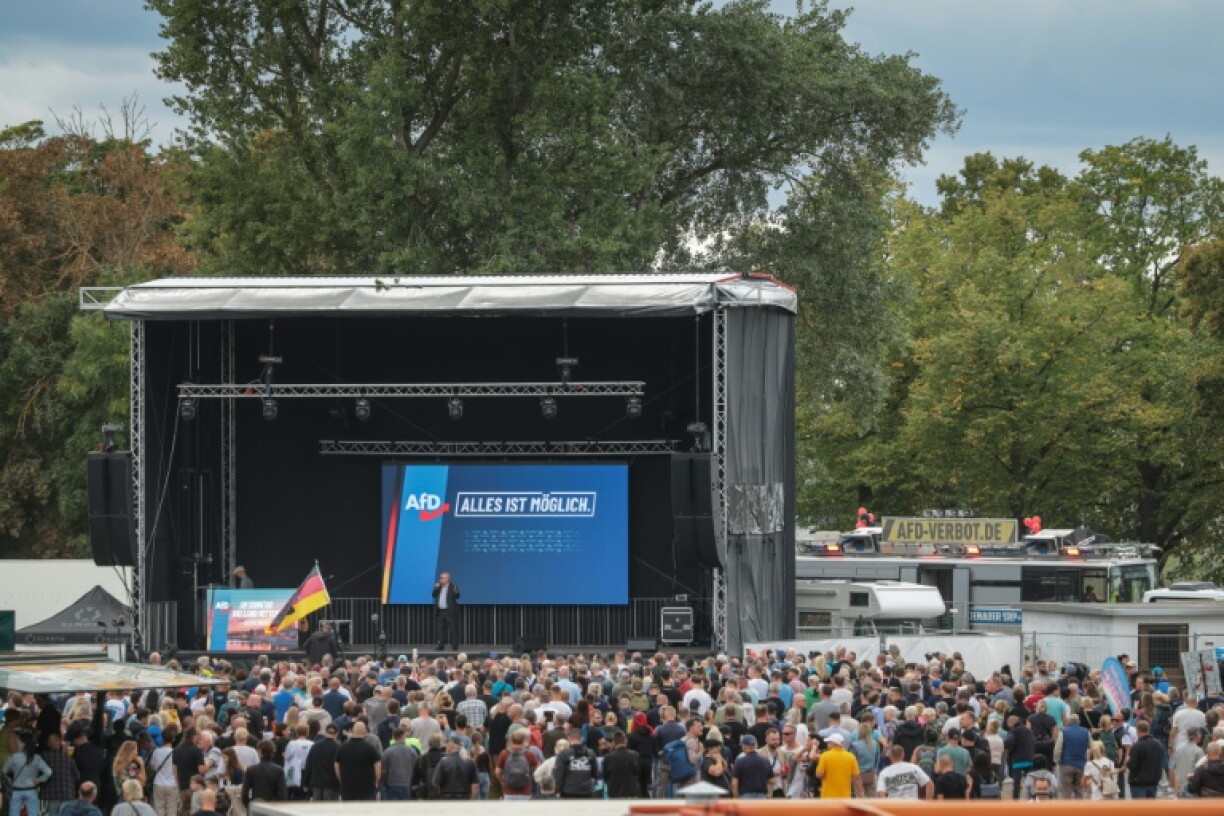 Des personnes assistent à un meeting de campagne du parti d'extrême droite Alternative pour l'Allemagne (AfD) à Magdebourg, dans l'est de l'Allemagne, le 4 septembre 2026