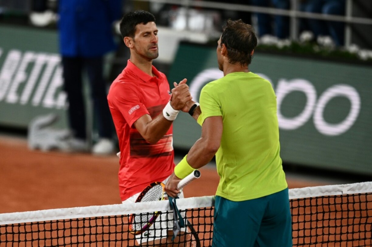 L'Espagnol Rafael Nadal (de dos) et le Serbe Novak Djokovic lors de leur dernière confrontation à Roland-Garros, en quarts de finale de l'édition 2022, le 1er juin 2022 à Paris