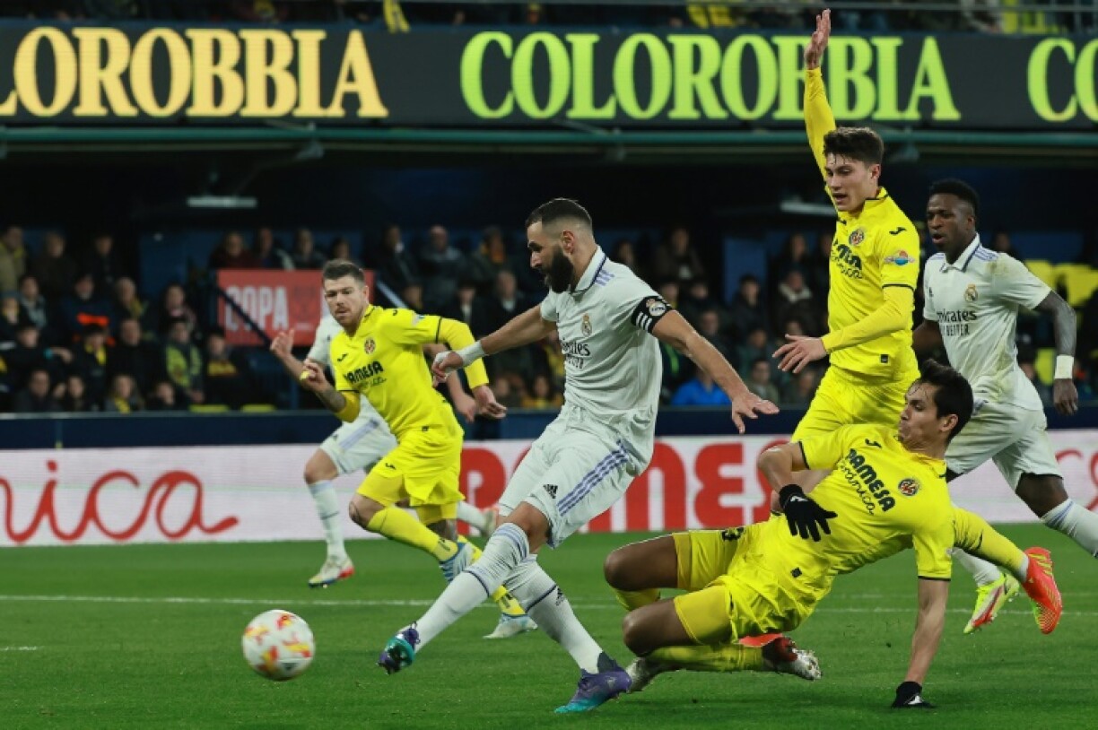 Le joueur de l'équipe de football du Real Madrid Karim Benzema (en blanc) frappe la balle lors du match de la Coupe du roi espagnole face à Villarreal remporté par le Real Madrid 3 buts à 2 au stade de La Ceramica près de Valence le 19 janvier 2023.
