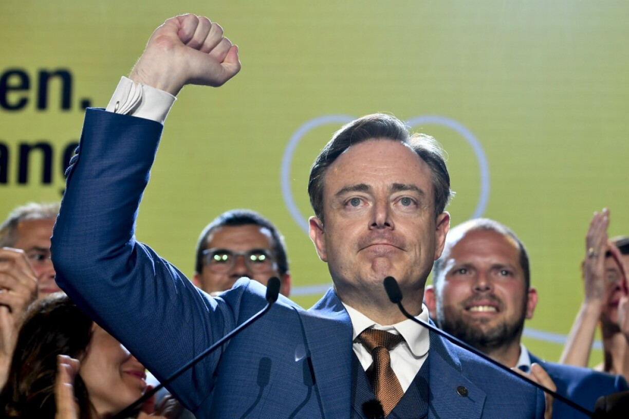 Bart de Wever donne un discours après un rassemblement post-élections du N-VA, la parti nationaliste flamand.