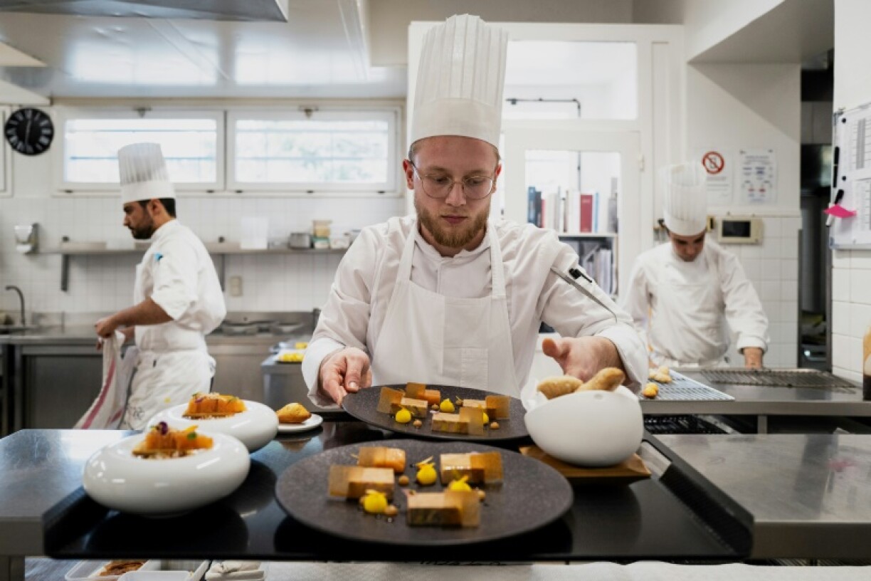 Des cuisiniers préparent des plats au restaurant