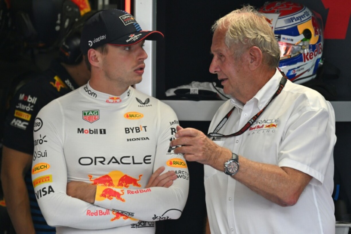 Le conseiller historique de Red Bull Helmut Marko (D) et le pilote néerlandais Max Verstappen avant le GP d'Italie, le 30 août 2024 à Monza