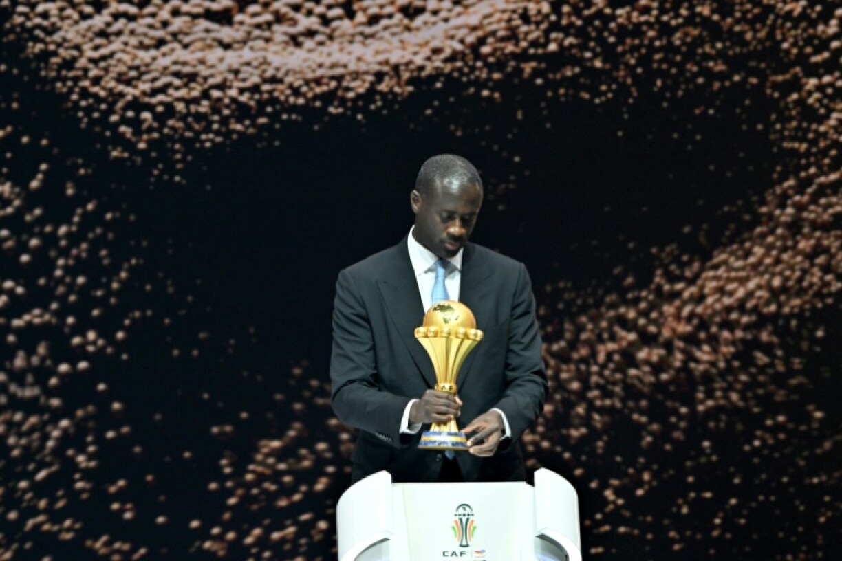 Le footballeur ivoirien Yaya Toure amène le trophée lors du tirage au sort de la CAN-2024 à Abidjan, le 12 octobre 2023