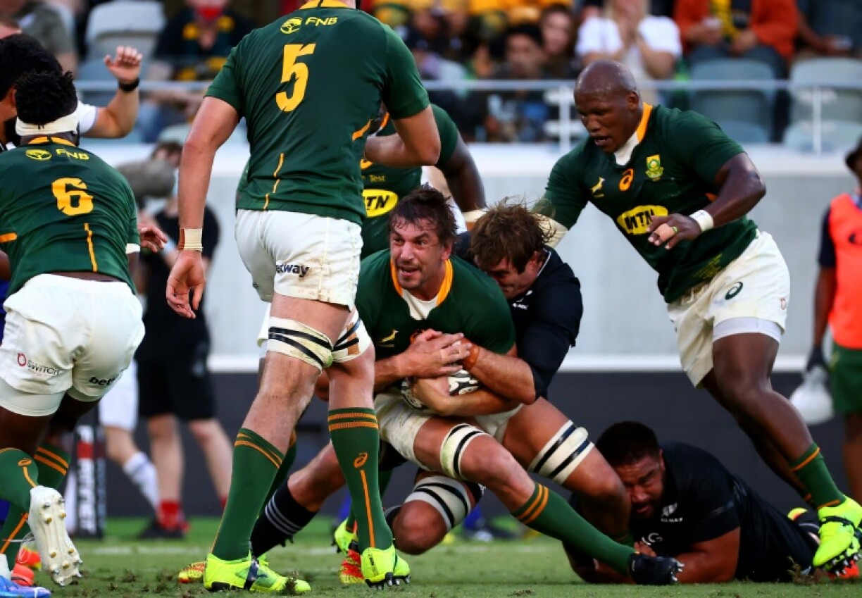 Le Sud-Africain Eben Etzebeth plaqué par le néo-zélandais Ethan Blackadder, le 25 septembre 2021 à Townsville