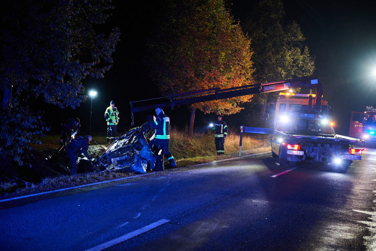 Den Auto war nom mëssgléckten Iwwerhuelmanöver um Daach leie bliwwen an hat Feier gefaangen.