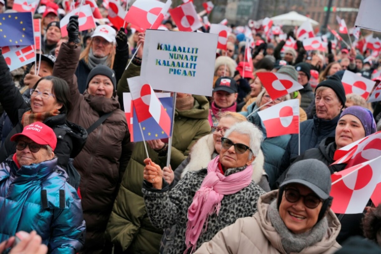 Des milliers de manifestants rassemblés à Copenhague pour dénoncer les ambitions territoriales de Donald Trump qui continue d'afficher son intention de s'emparer du Groenland, le 17 janvier 2026