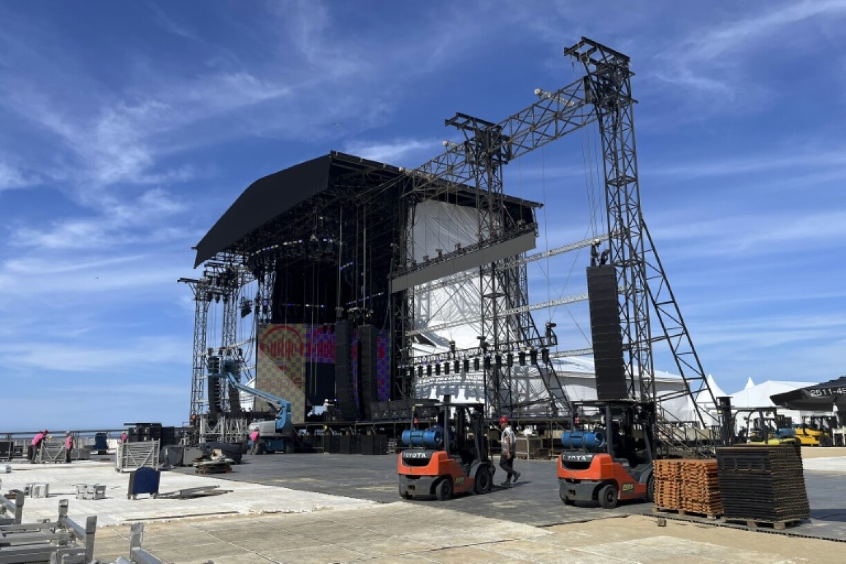 Installation de la scène pour le concert de la chanteuse américaine Lady Gaga sur la plage de Copacabana, à Rio de Janeiro, le 27 avril 2025 au Brésil