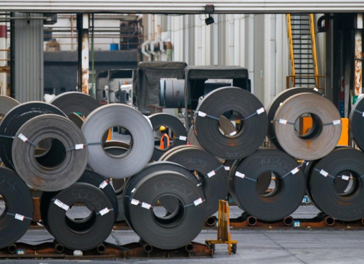 Wall Street's main stock indices shot higher at the start of trading with the tech-heavy Nasdaq Composite rising 1.7 percent, but they had trouble holding onto the gains, with the Dow dipping into the red.