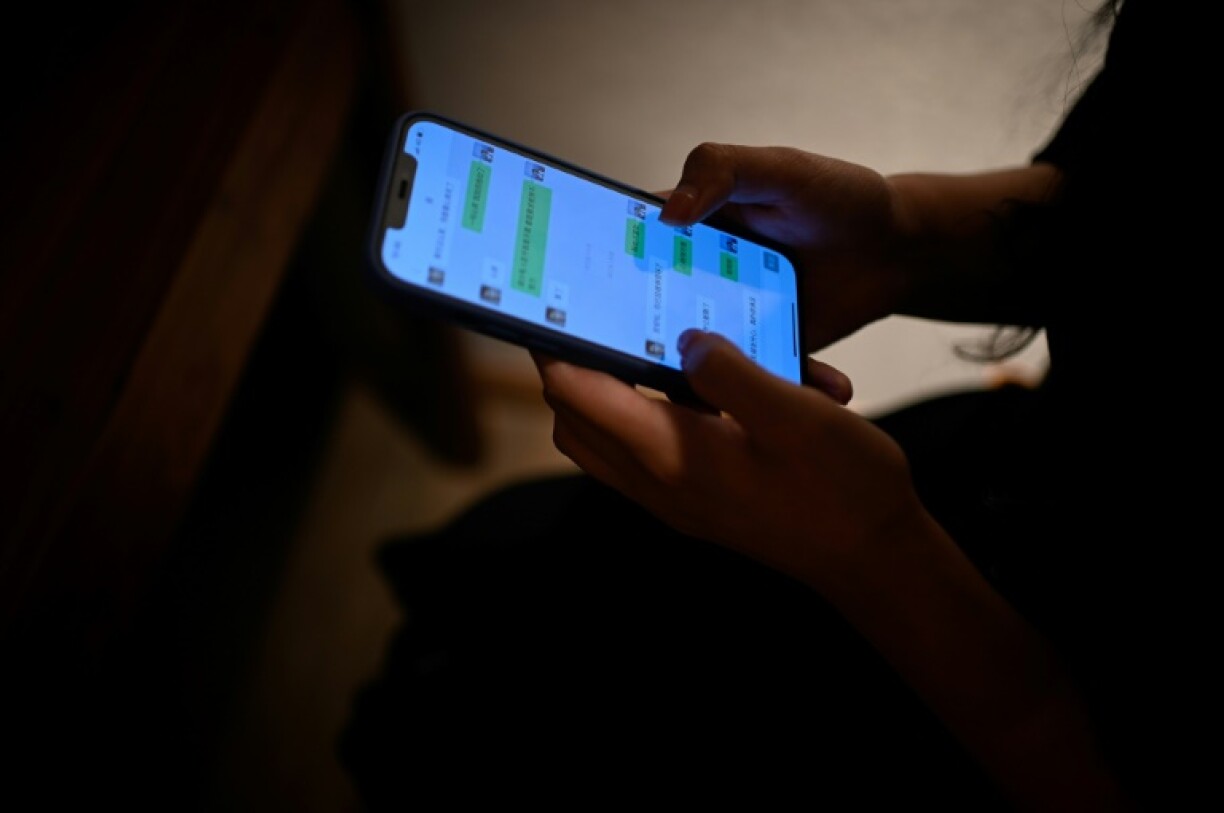 Melissa échange des messages avec son petit ami virtuel, le 16 juillet 2021 à Pékin