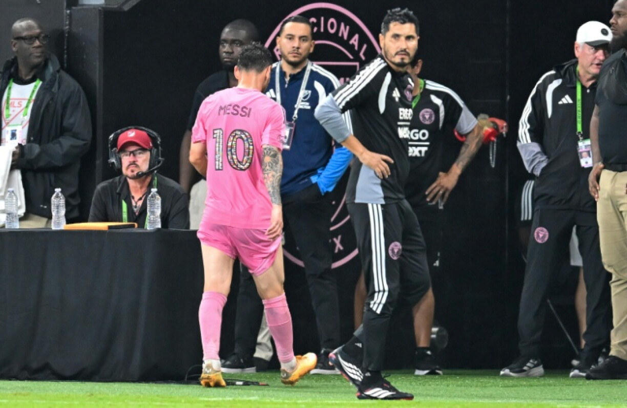 L'attaquant argentin de l'Inter Miami, Lionel Messi, quitte le terrain lors d'un match de MLS contre le Philadelphia Union à Miami, en Floride, le 24 mai 2026