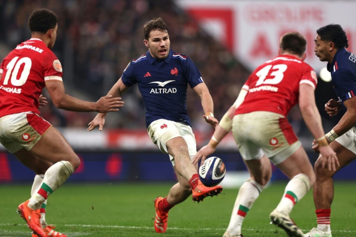France's scrum-half and captain Antoine Dupont (C)