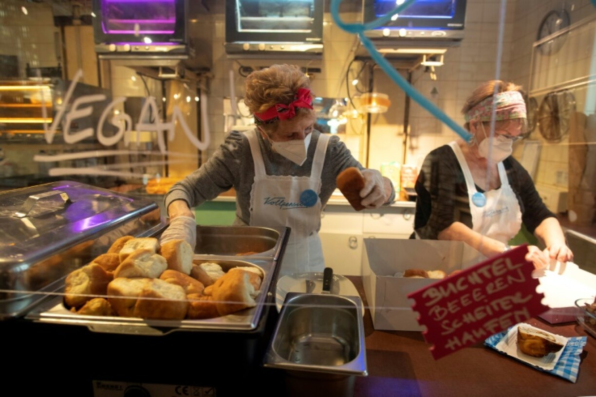 Des grand-mères préparent des Buchteln, spécialité autrichienne fourrée à la confiture, au café Vollpension, le 27 février 2021 à Vienne, en Autriche