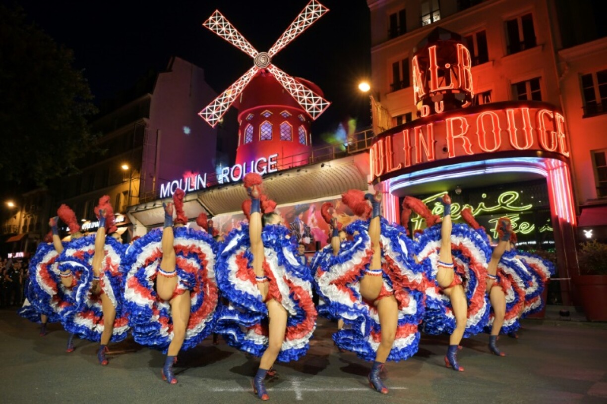 Des danseuses devant le cabaret du Moulin Rouge lors de l'inauguration de ses nouvelles ailes, le 5 juillet 2024 à Paris