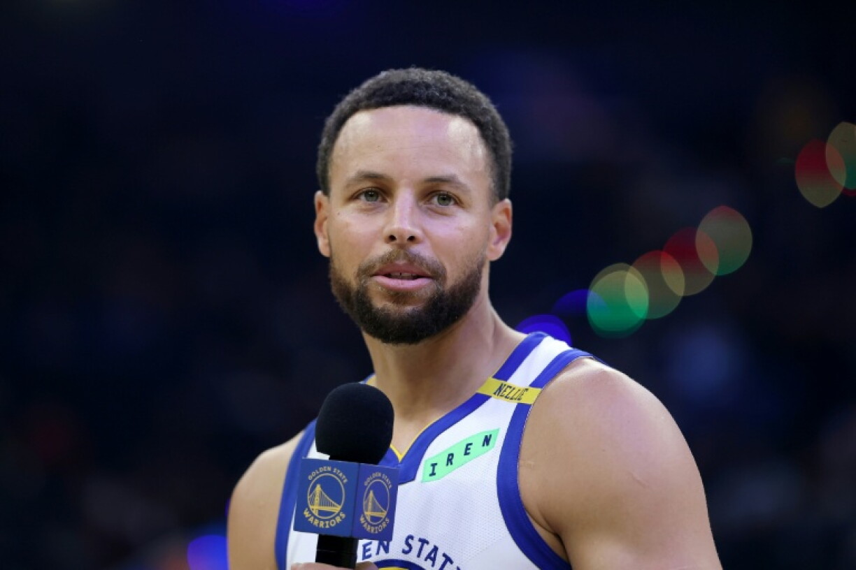 Golden State's superstar guard Stephen Curry gave Warriors fans a scare when he exited an open practice after tweaking his right ankle