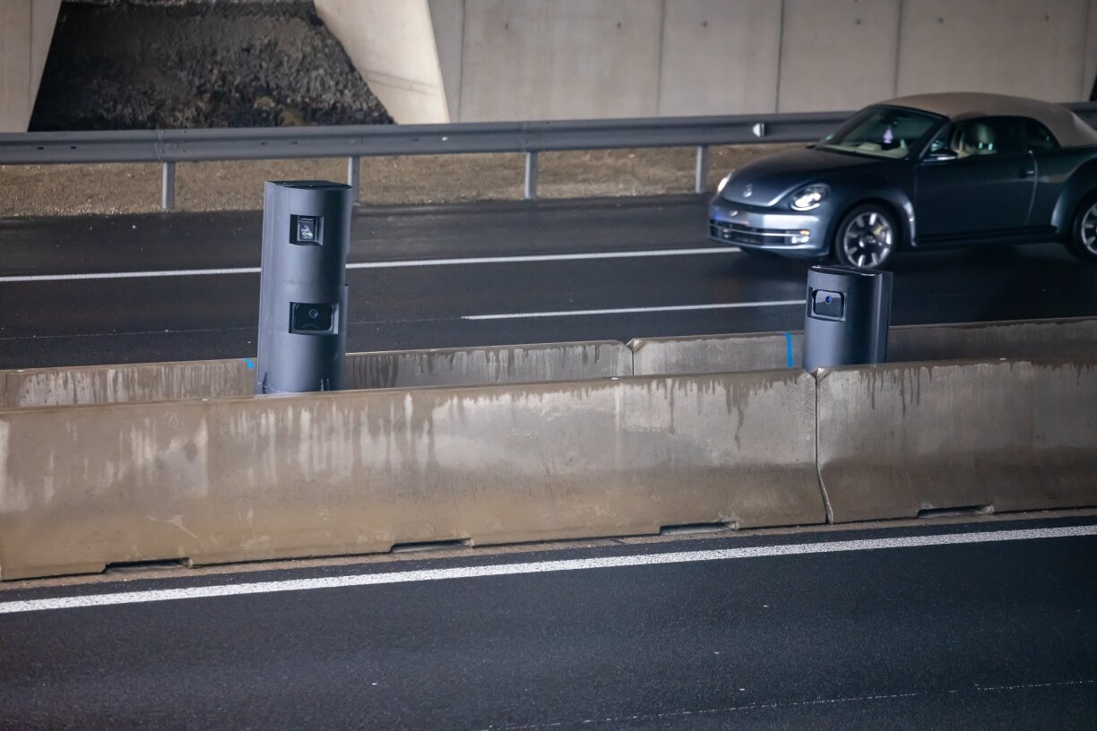 Un radar fixe de contrôle de la voie de covoiturage sur l'A3