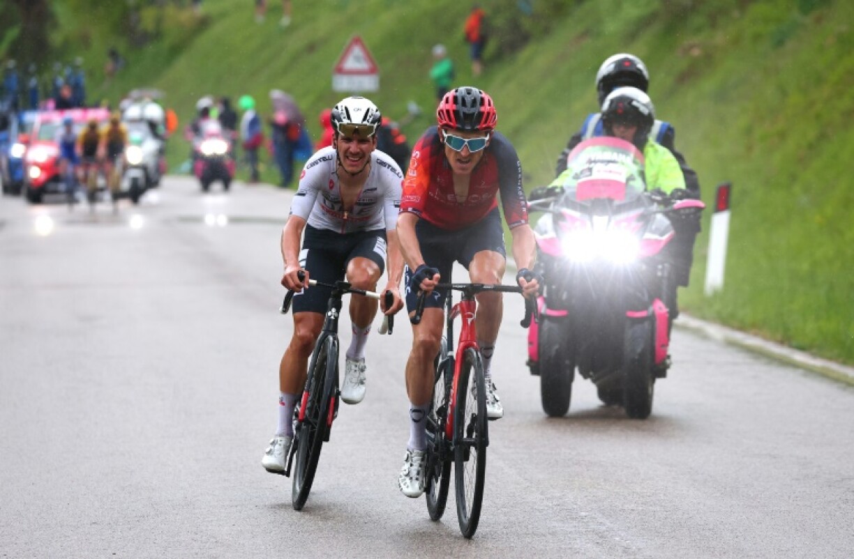 Joao Almeida (à gauche) et Geraint Thomas s'échappent le 23 mai 2023 dans les derniers kilomètres de l'ascension du Monte Bondone, terme de 16e étape du Giro; le Portugais a remporté l'étape, Thomas a repris le maillot rose de leader au classement général