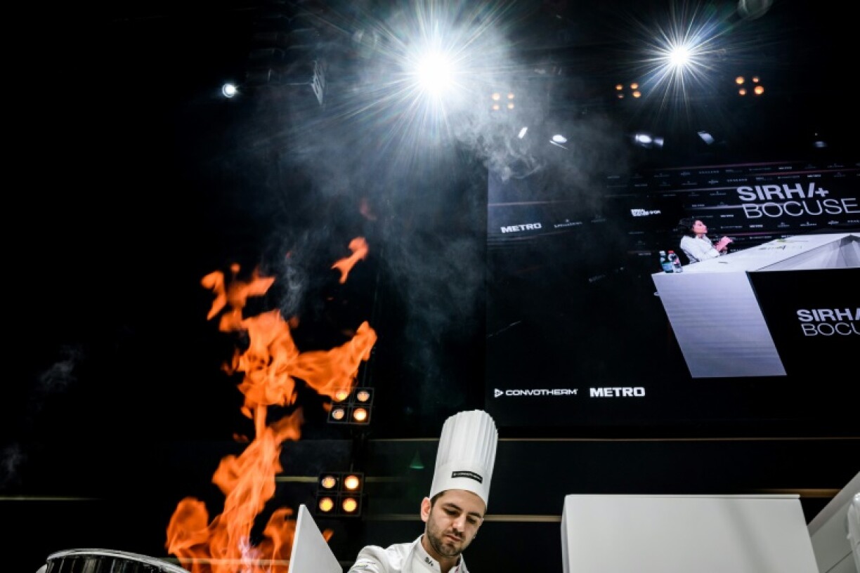 Le chef norvégien Filip August Bendi lors du concours de cuisine du Bocuse d'Or 2023 au Sirha à Chassieu, près de Lyon, le 23 janvier 2023