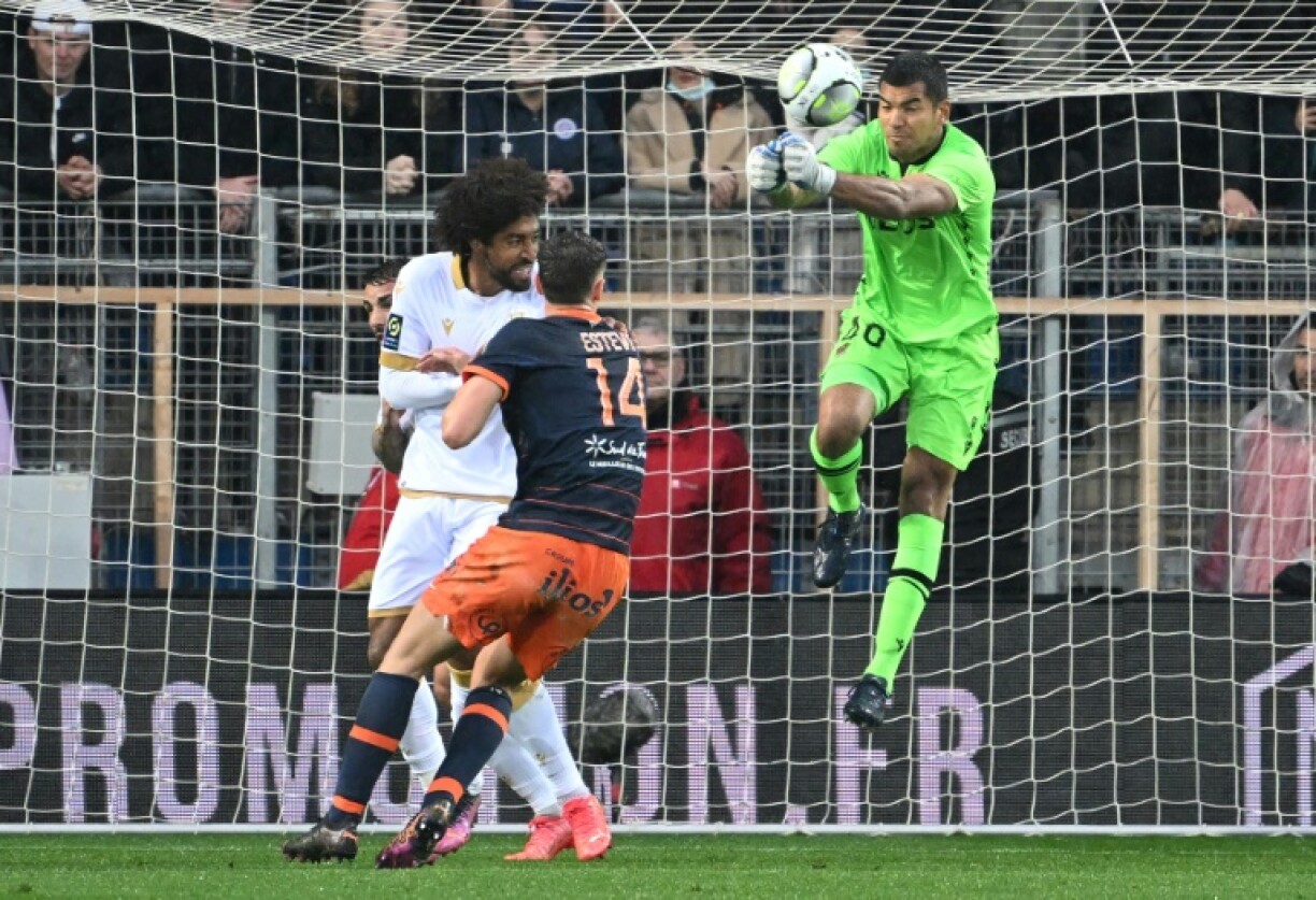 Le gardien niçois Walter Benitez sauve son équipe sur une attaque de Montpellier au stade de La Mosson, le 12 mars 2022