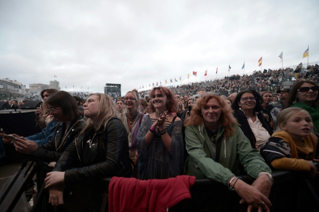 Des spectateurs assistent en plein air à un concert de la 36e édition des Francofolies à La Rochelle, le 13 juillet 2021