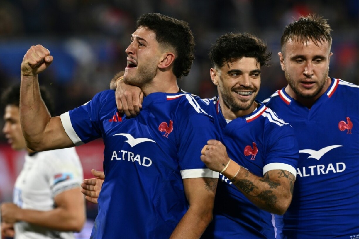 Nicolas Depoortere's (L) second try sealed the victory for France over Fiji