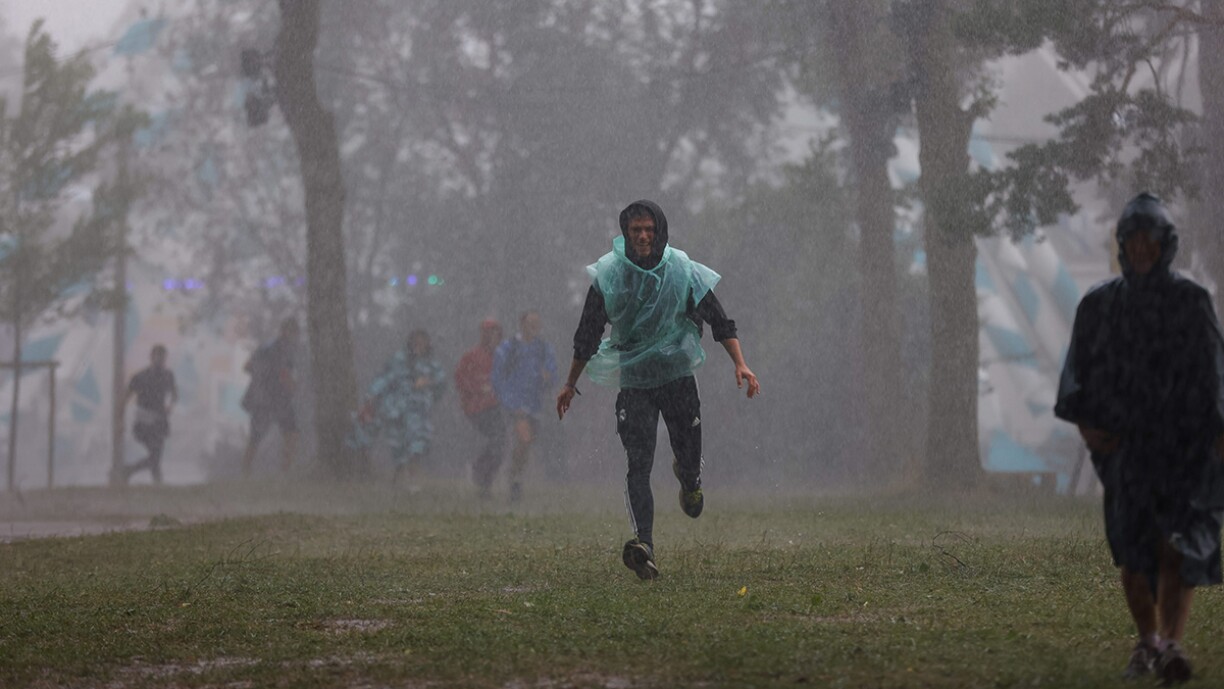 Images impressionnantes: de violentes rafales balayent le nord-est de la France où se déroule un festival, au moins 7 blessés