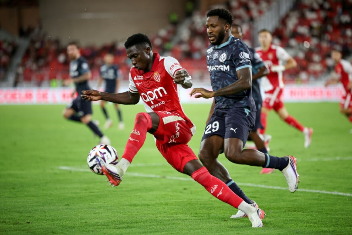 Le Monégasque Lamine Camara et le Marseillais Faris Moumbagna au duel lors du match de la 2e journée de Ligue 1 entre Monaco et l'OM au stade Louis-II le 30 août 2026