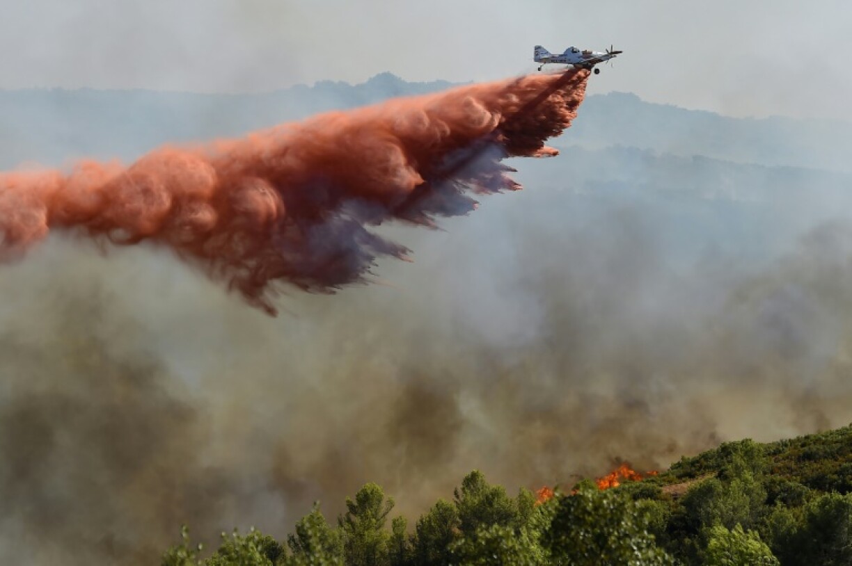 Un avion largue du retardant sur un incendie près de Gignac, le 26 juillet 2022 dans l'Hérault