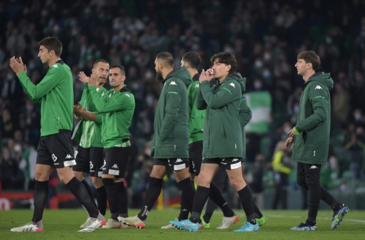 Les joueurs du Bétis Séville quittent le terrain, après l'arrêt définitif du derby contre le Bétis, en 8e de finale aller de la Coupe dur Roi, suite à un jet de projectile sur le milieu de terrain argentin du FC Séville, Joan Jordan, le 15 janvier 2022