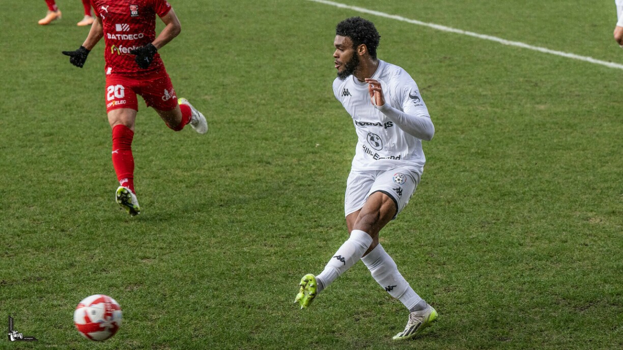 Fabien Fonrose sous ses nouvelles couleurs. Le défenseur français veut repartir du bon pied au Racing.