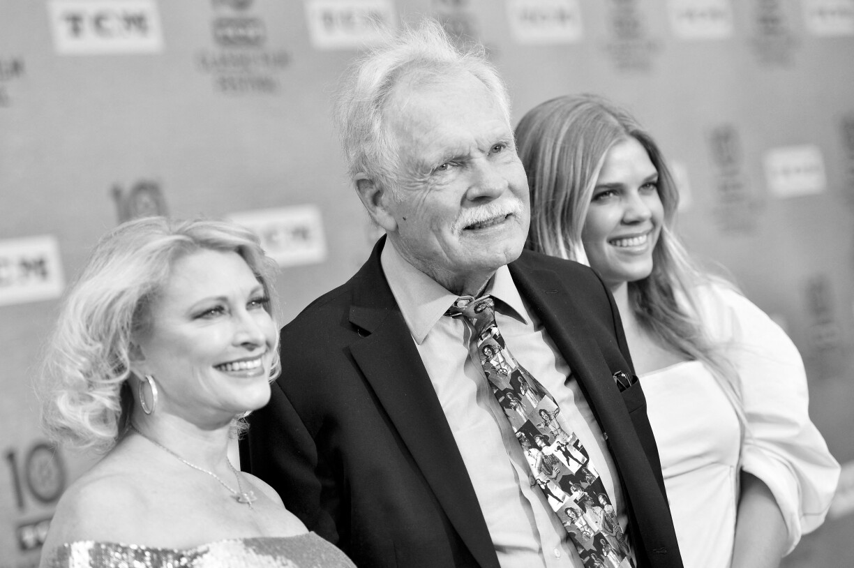 Den Ted Turner zesumme mam Mimi Bean (lénks) an dem Laura Elizabeth Seydel (riets) beim TCM Classic Film Festival den 11. Abrëll 2019 zu Hollywood.