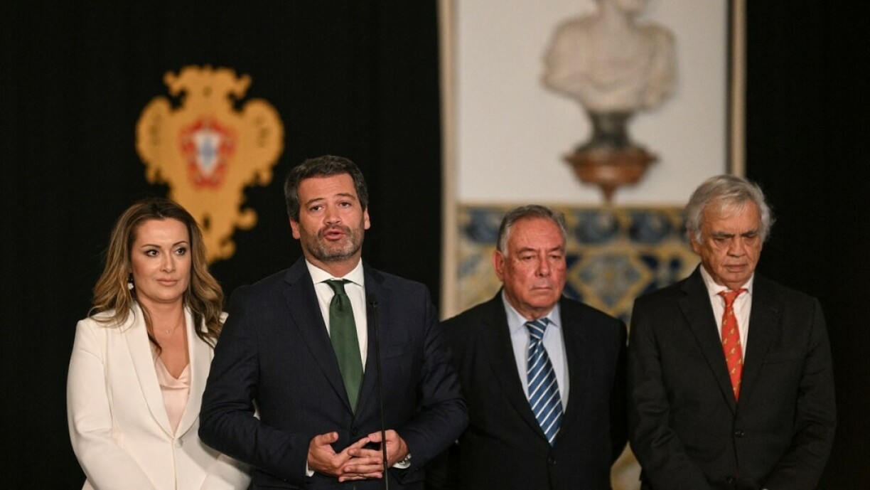 Andre Ventura (2e à gauche, cravate verte) lors d'une conférence de presse de son parti Chega, après les élections législatives de 2024 au Portugal.