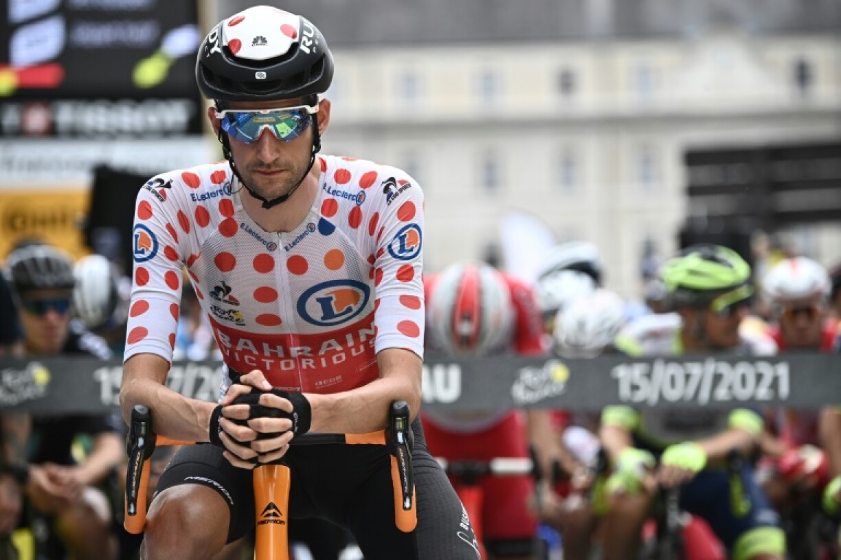 Le Néerlandais Wout Poels de l'équipe Bahrain avec le maillot à pois du meilleur grimpeur au départ de la 18e étape du Tour de France à Pau le 15 juillet 2021