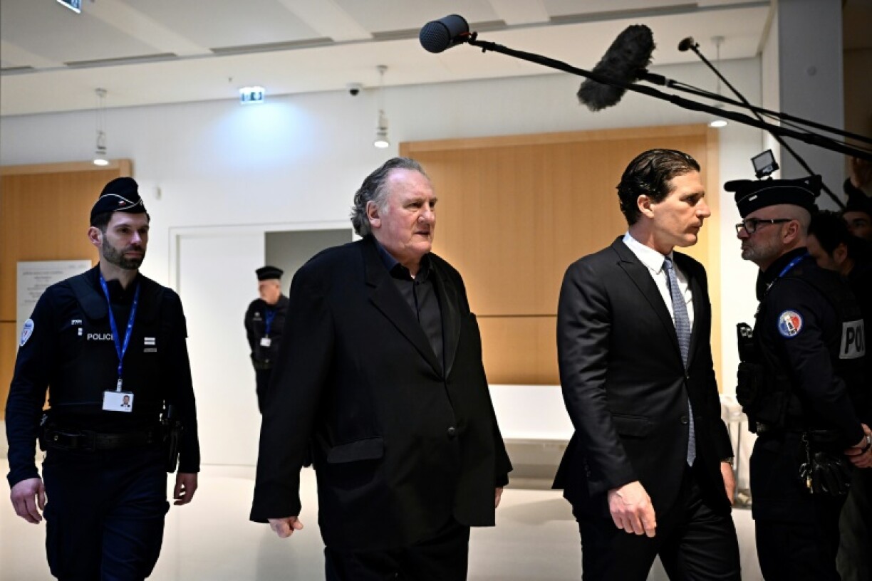 L'acteur Gérard Depardieu arrive le 24 mars 2025 au tribunal de Paris.