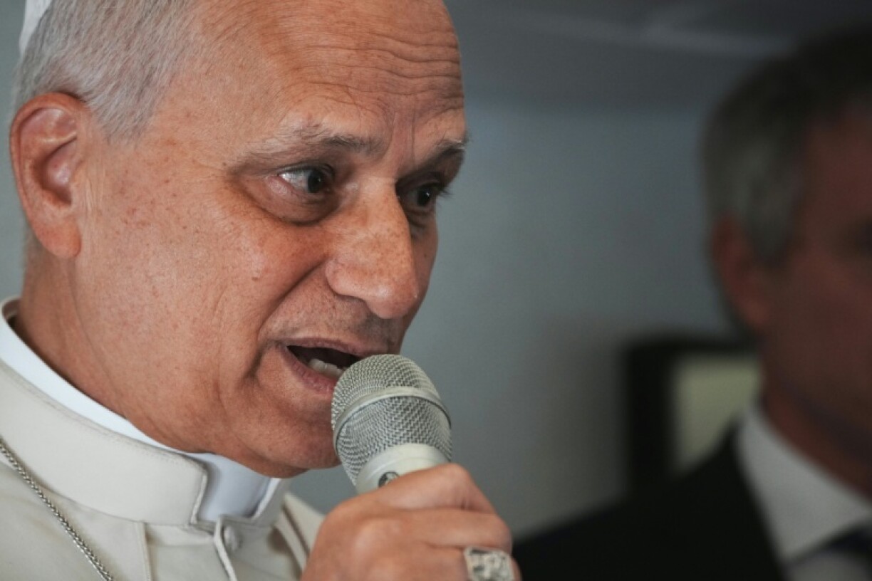 Le pape Léon XIV s'adresse aux journalistes à bord de l'avion papal reliant Malabo à Rome, le 23 avril 2026